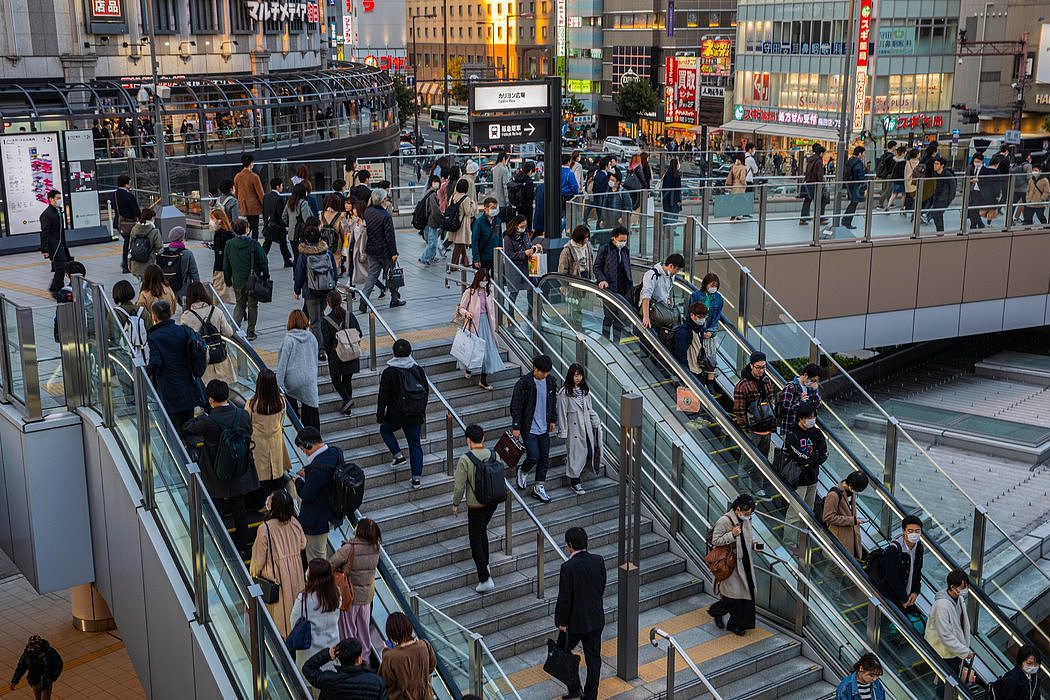 大阪站和日本其他地方一样，大部分生活似乎都很正常。“要么是他们做对了什么，”一位专家说，“要么是没有，我们只是还不知道而已。”