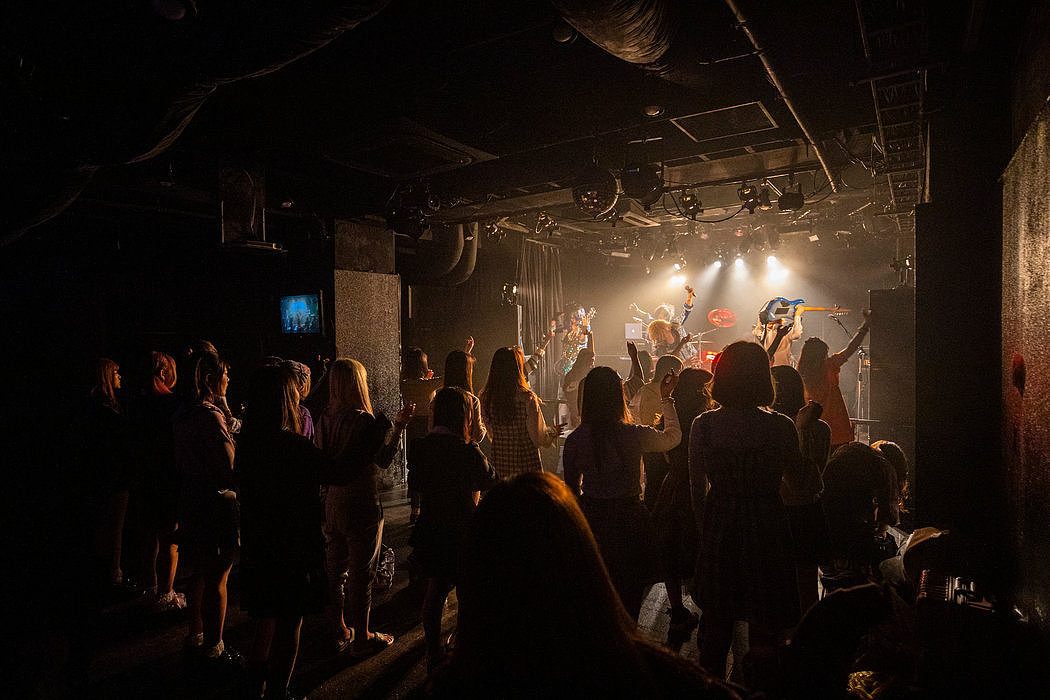 这场全球健康危机并没有阻止粉丝们周三聚集在大阪观看一支流行乐队的演出。