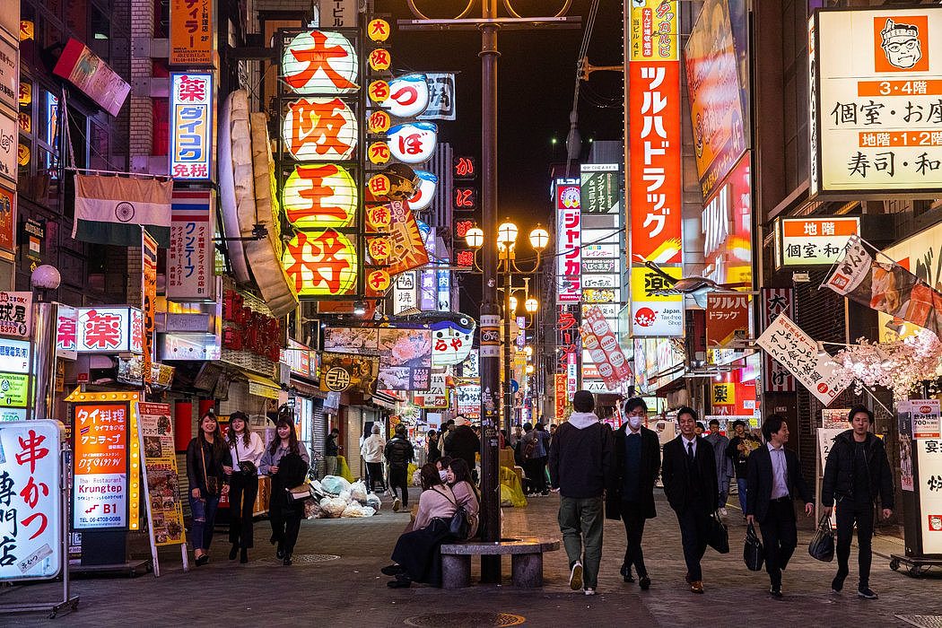 周三的大阪人来人往。日本似乎在没有采取大规模封城或广泛检测措施的情况下控制住了新冠病毒。
