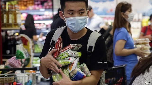 疯了！国外疫情现状：超市蔬菜被抢空，华人送穷人免费饭菜（组图） - 5