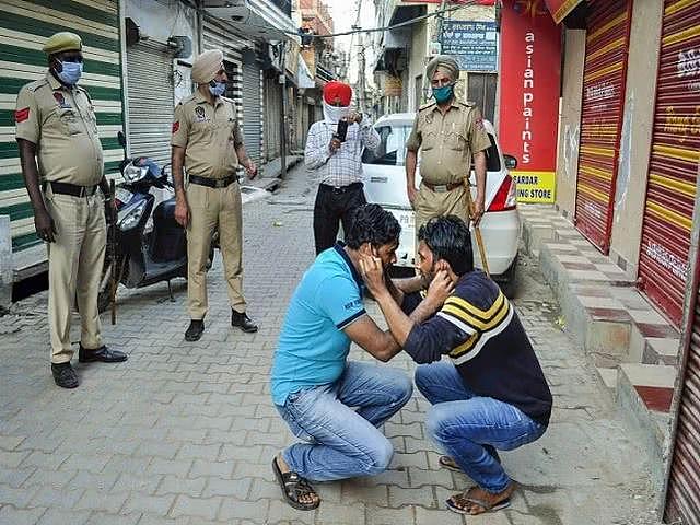 印度警察现场惩罚违反“封城令”的人：揪着耳朵扎马步，充满喜感