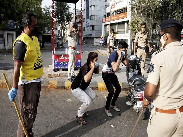 印度警察现场惩罚违反“封城令”的人：揪着耳朵扎马步，充满喜感