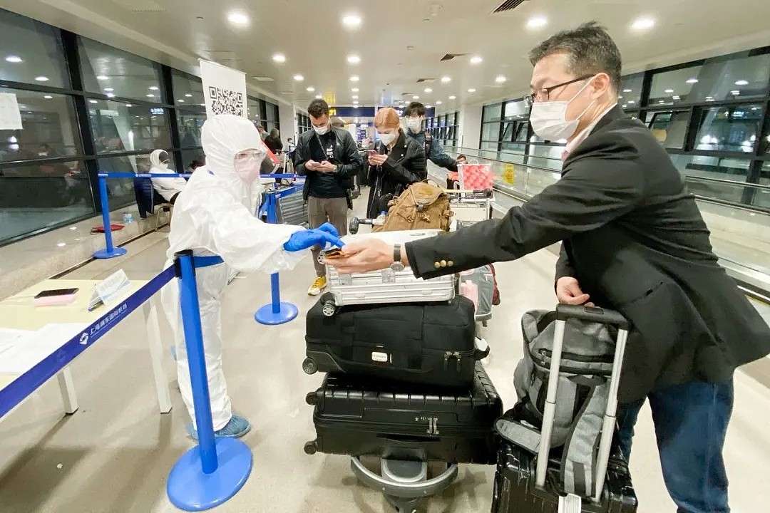 澳颁布强制隔离令，昆州确诊患者轨迹公开！中国“封国”，禁外国人入境，回国航班锐减 - 50