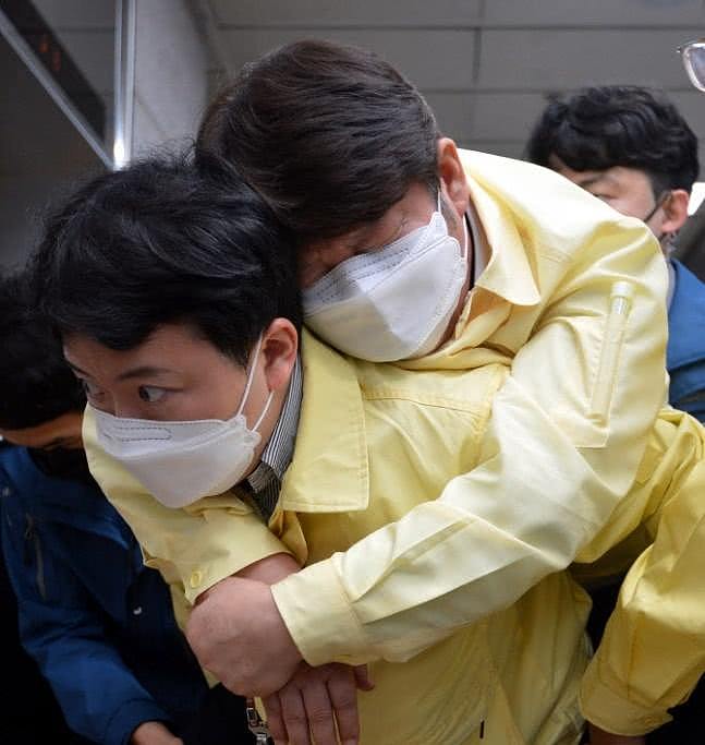 警惕！韩国大邱15%确诊患者嗅觉味觉丧失，大邱市长突然昏倒痛苦不堪，办公室连睡30多天行军床（组图） - 3