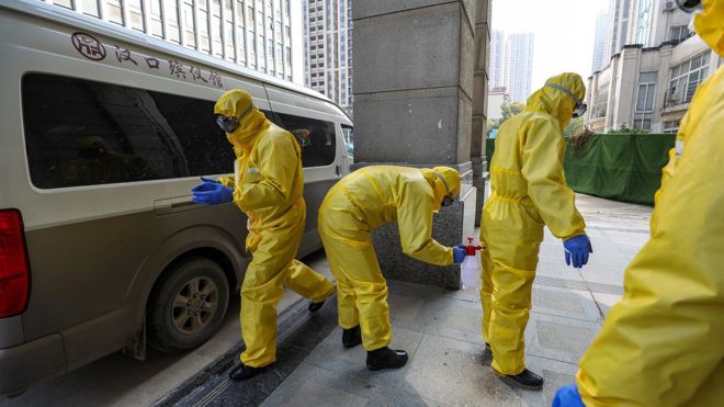 武汉汉口殡仪馆的工作人员在进行消毒工作。