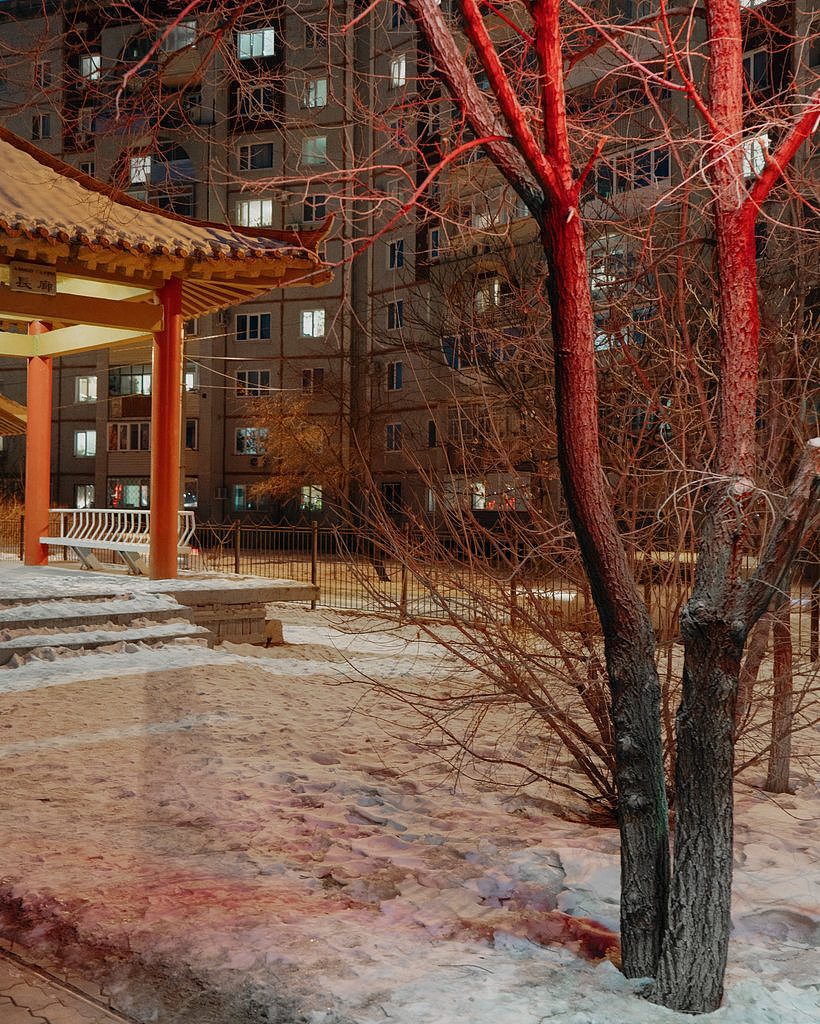 在城中一座由中国捐赠的公园边矗立着一座苏联建筑。