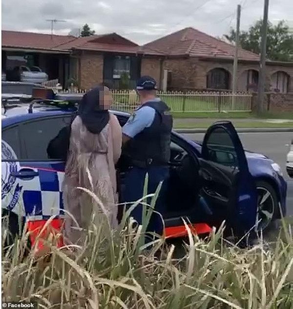 “你就是一条狗！”二次超警方吐口水，悉尼女子被捕：“我这是去检测新冠的路上”（组图） - 3