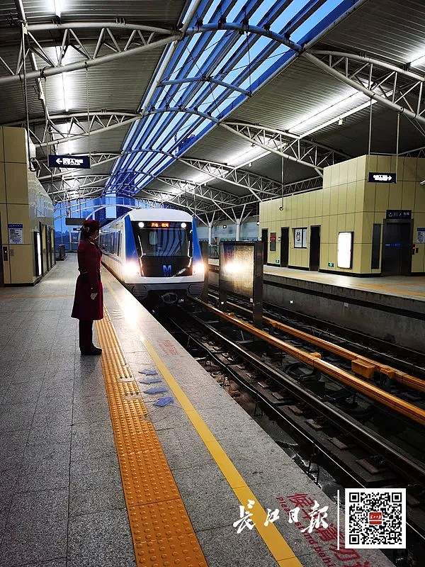 刚刚，武汉地铁恢复运营，他们坐上了头班车（视频/组图） - 6