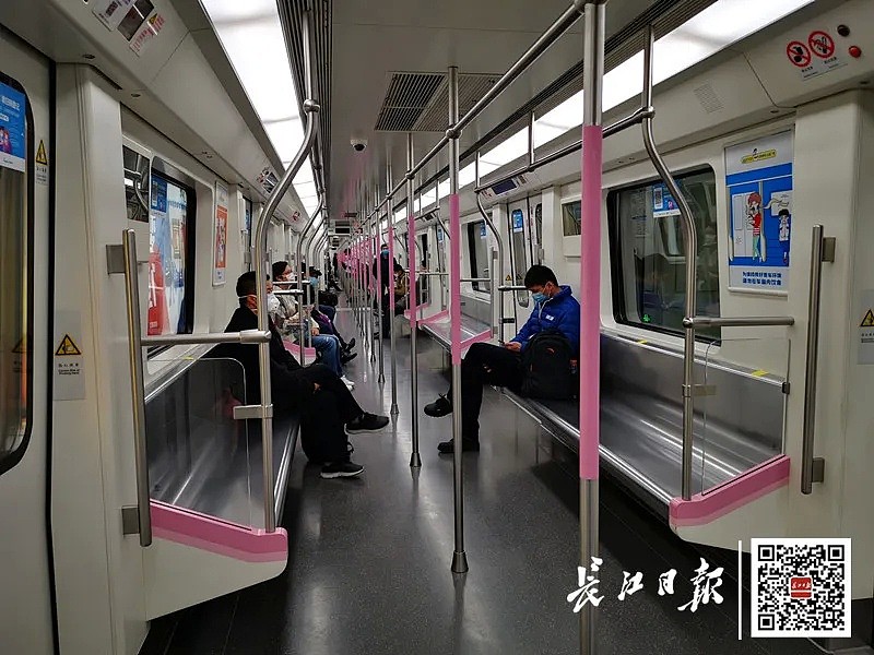 刚刚，武汉地铁恢复运营，他们坐上了头班车（视频/组图） - 3