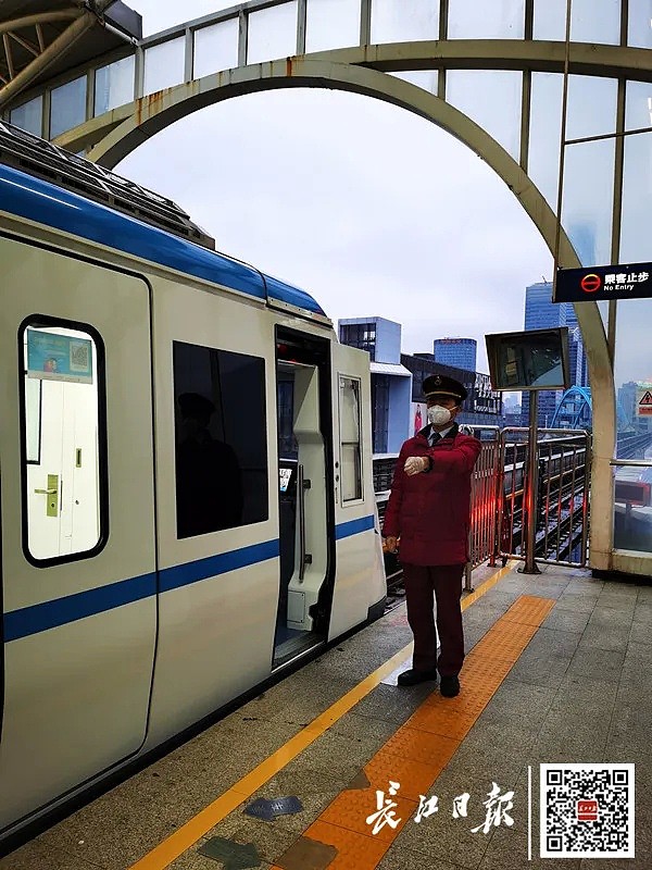 刚刚，武汉地铁恢复运营，他们坐上了头班车（视频/组图） - 7