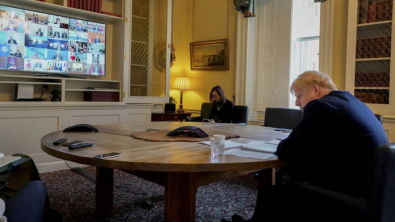 英国首相约翰逊的新冠病毒检测呈阳性，图为26日他参加G20视频会议。（路透社）