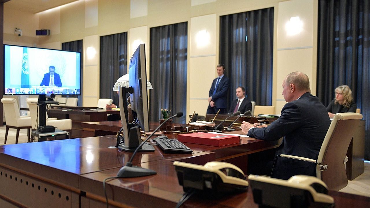 俄罗斯总统普京在办公室参加G20特别视频峰会。（AP）