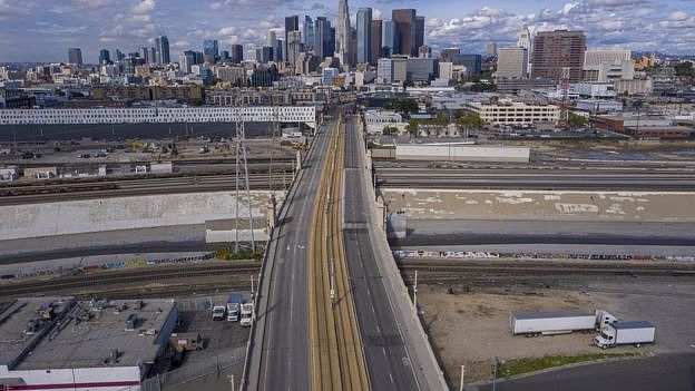 就像灾难电影中的一幕，洛杉矶封城后，道路几乎空空荡荡。