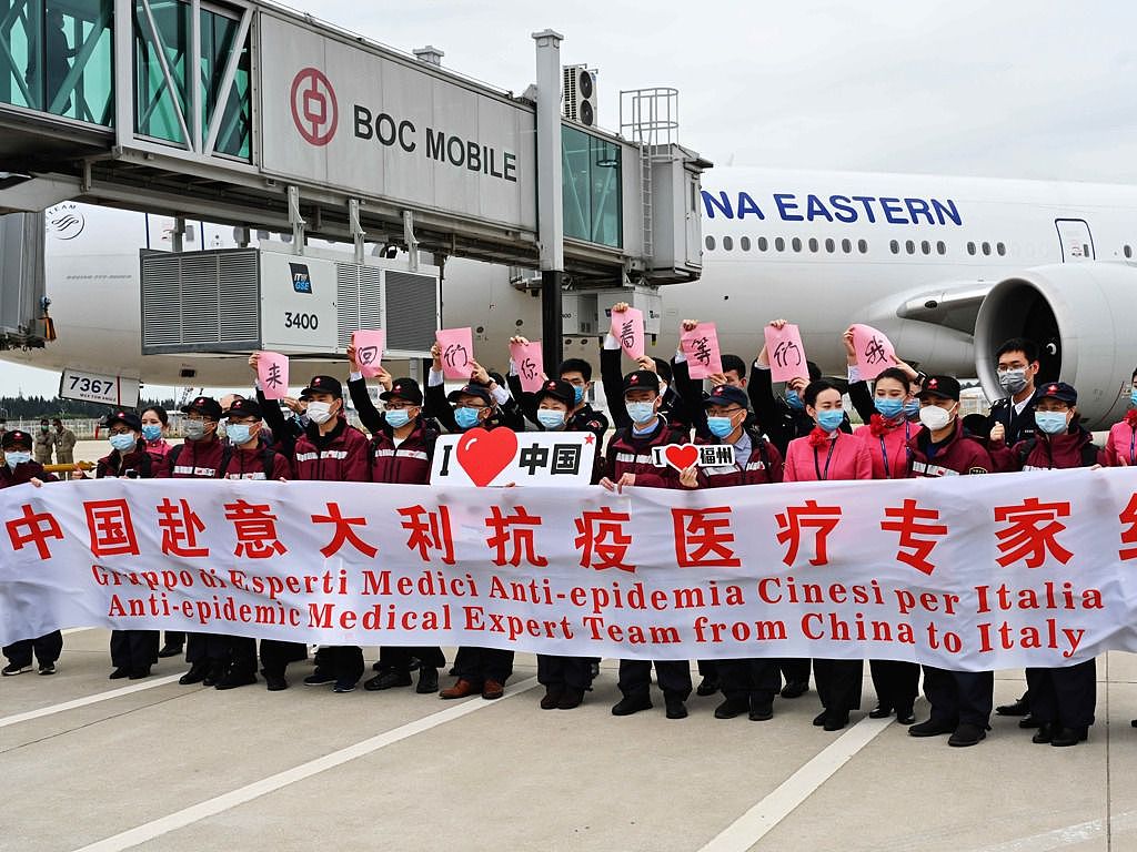 中国向意大利派出了三批抗疫医疗专家组。3月25日，中国的第三批赴意大利抗疫医疗专家组在飞机前的合影。（新华社）