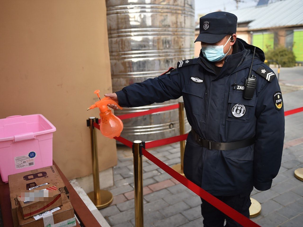 新冠肺炎疫情期间，中国各地加强对人员出入的管控。（新华社）