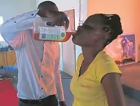 南非牧师称喝消毒水可防新冠，自己也喝，59名信徒口服滴露身亡