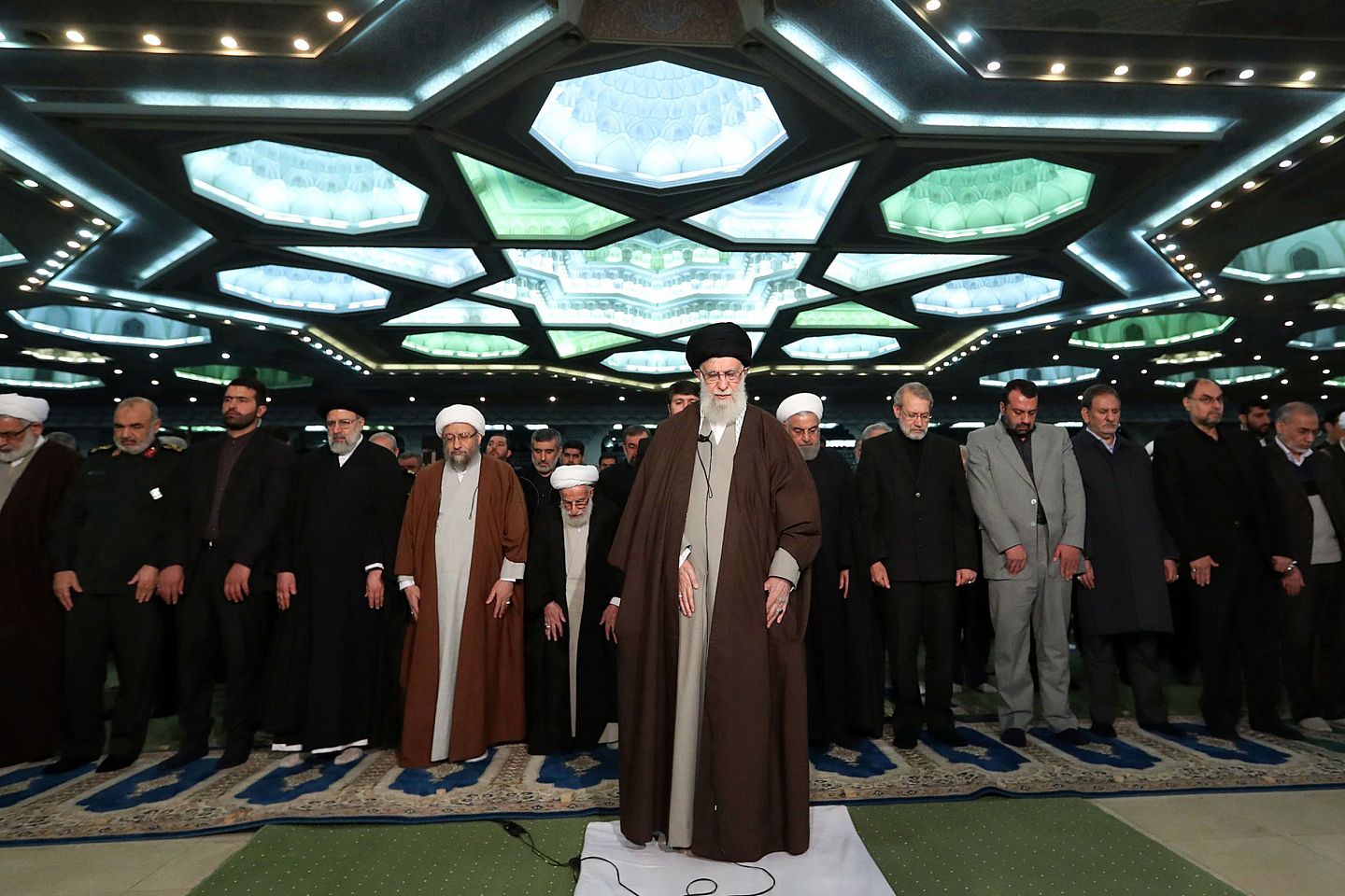 清真寺不仅是礼拜场所，也是政治化的空间。图为伊朗最高领导人阿亚图拉·阿里·哈梅内伊（Ali Khamenei）在德黑兰主持的周五的聚礼。（AP）