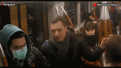 “中国佬，滚下车”！3个戴口罩的中国人被轰出外国地铁后，意外的事情发生了…（组图） - 27