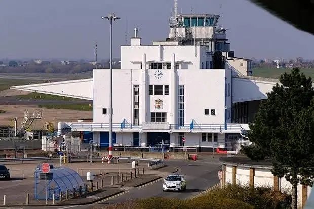 英国为应对最坏情况，计划将机场改造成停尸房，可放1.2万具尸体（图） - 1