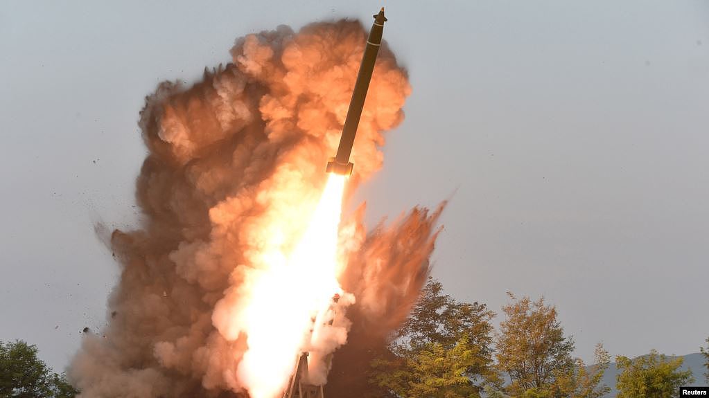 资料照片：朝鲜试射超大型多火箭发射器（2019年9月10号）