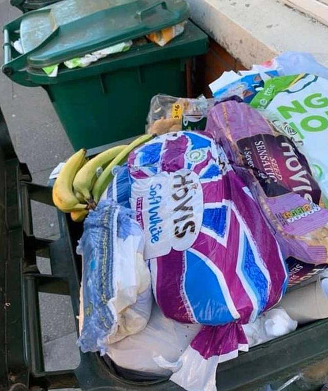 英国两周囤88亿食物变“浪费之城”，食品在垃圾桶堆成“小山丘”
