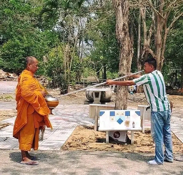 疫情下泰国王带20嫔妃出逃后，他的子民靠硬核抗疫爆火全网（组图） - 10