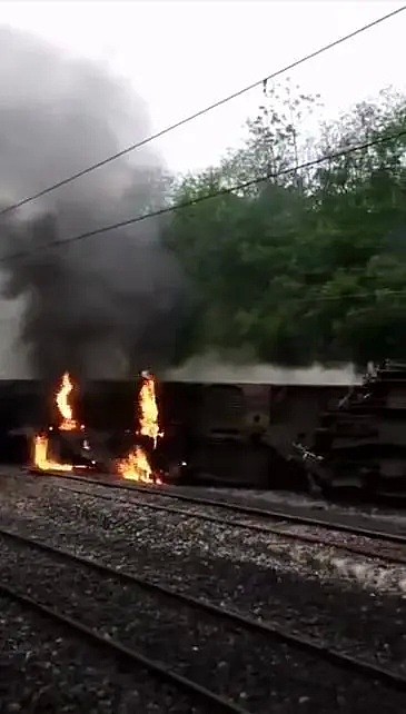 突发！一列客运火车在撞上塌方体侧翻，5节车厢脱轨，现场起火（视频/组图） - 4