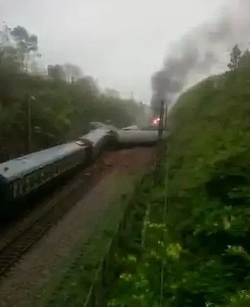 突发！一列客运火车在撞上塌方体侧翻，5节车厢脱轨，现场起火（视频/组图） - 3