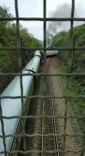 突发！一列客运火车在撞上塌方体侧翻，5节车厢脱轨，现场起火（视频/组图） - 5