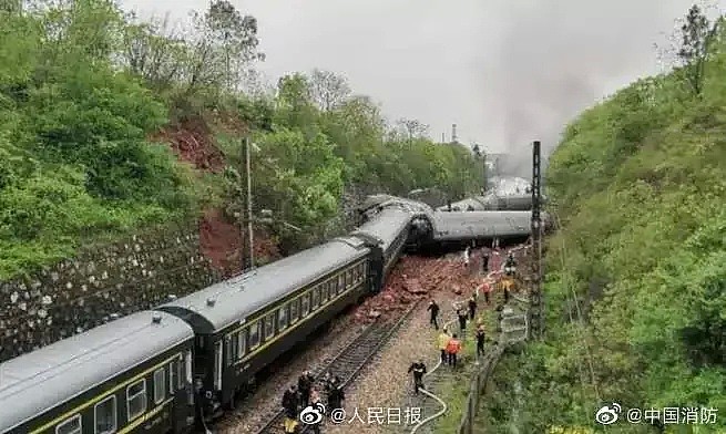 突发！一列客运火车在撞上塌方体侧翻，5节车厢脱轨，现场起火（视频/组图） - 7