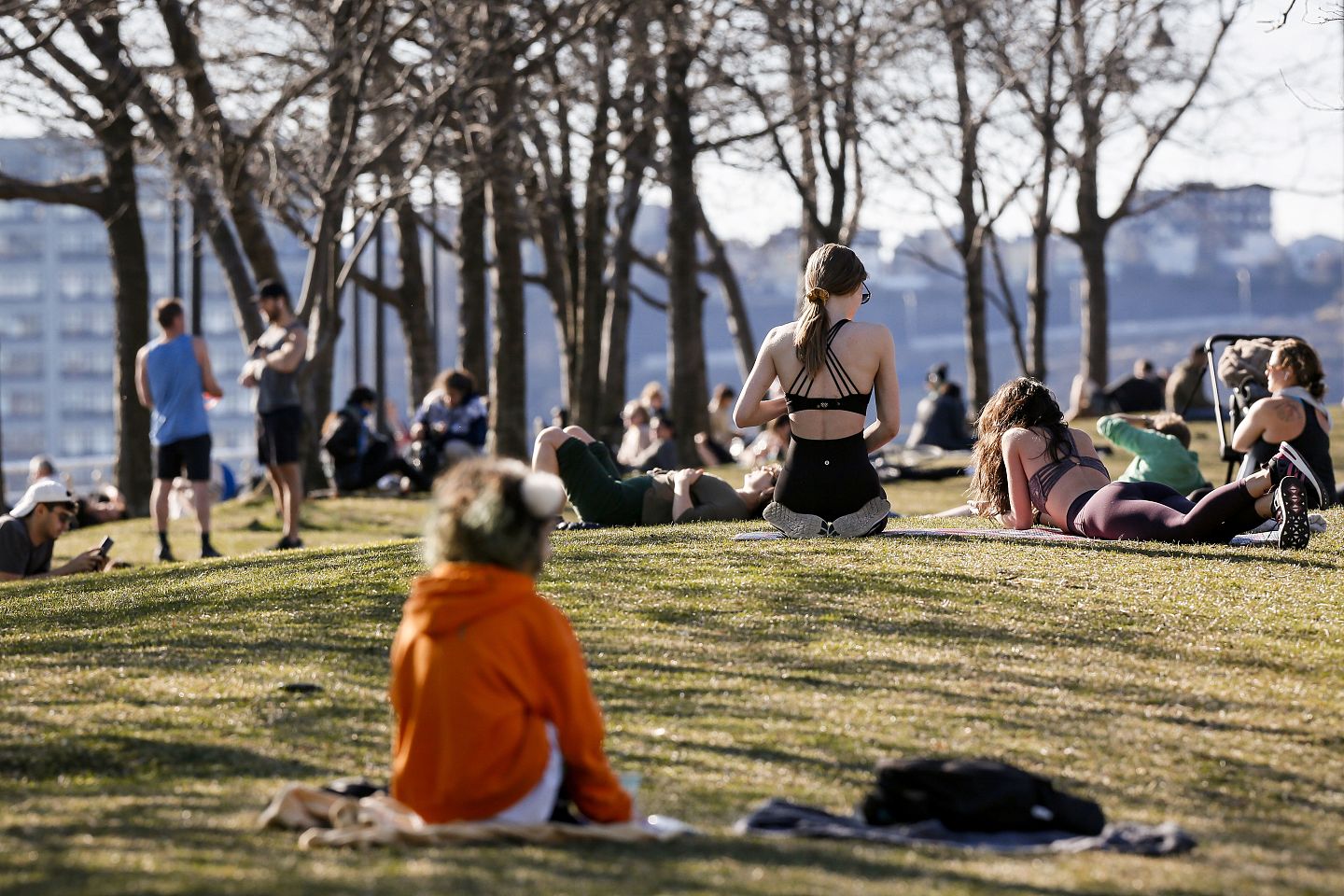 纽约民众仍有外出到公园草地晒晒太阳。（路透社）