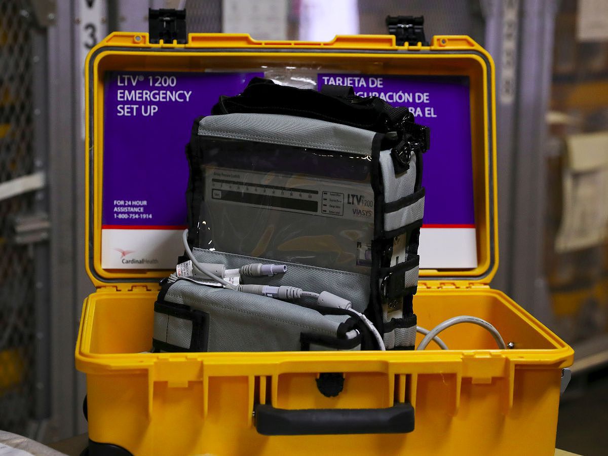 四百个呼吸机3月24日送抵位于美国纽约市紧急事故管理局仓库，图为其中一个呼吸机。（Reuters）