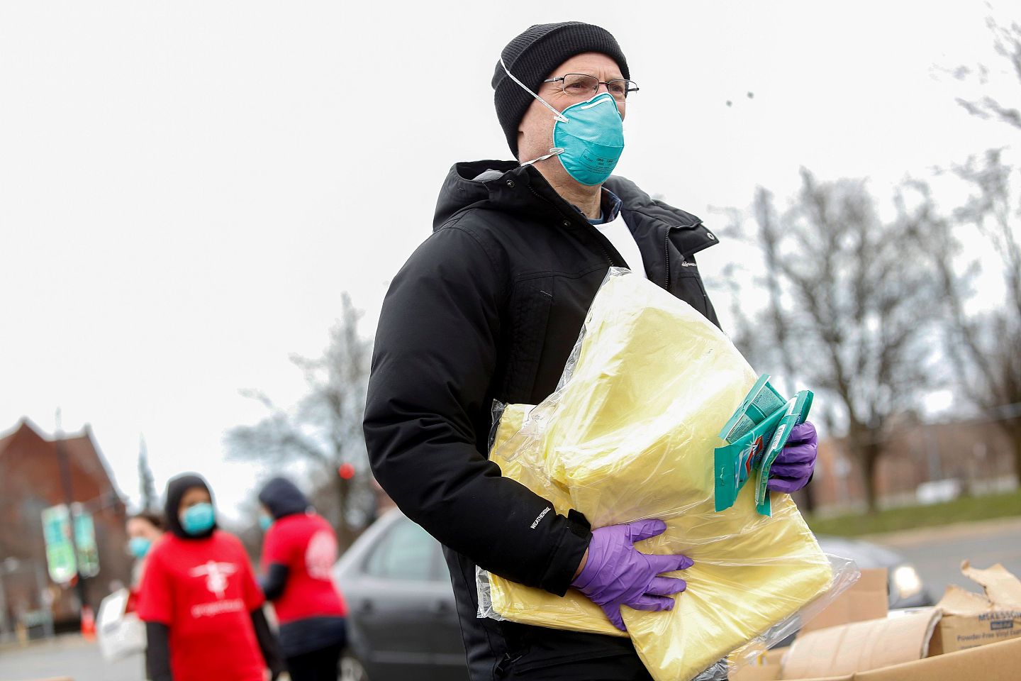 3月29日，美国芝加哥，一名义工搬运社会各界捐赠给医务人员的防护物资。（Reuters）