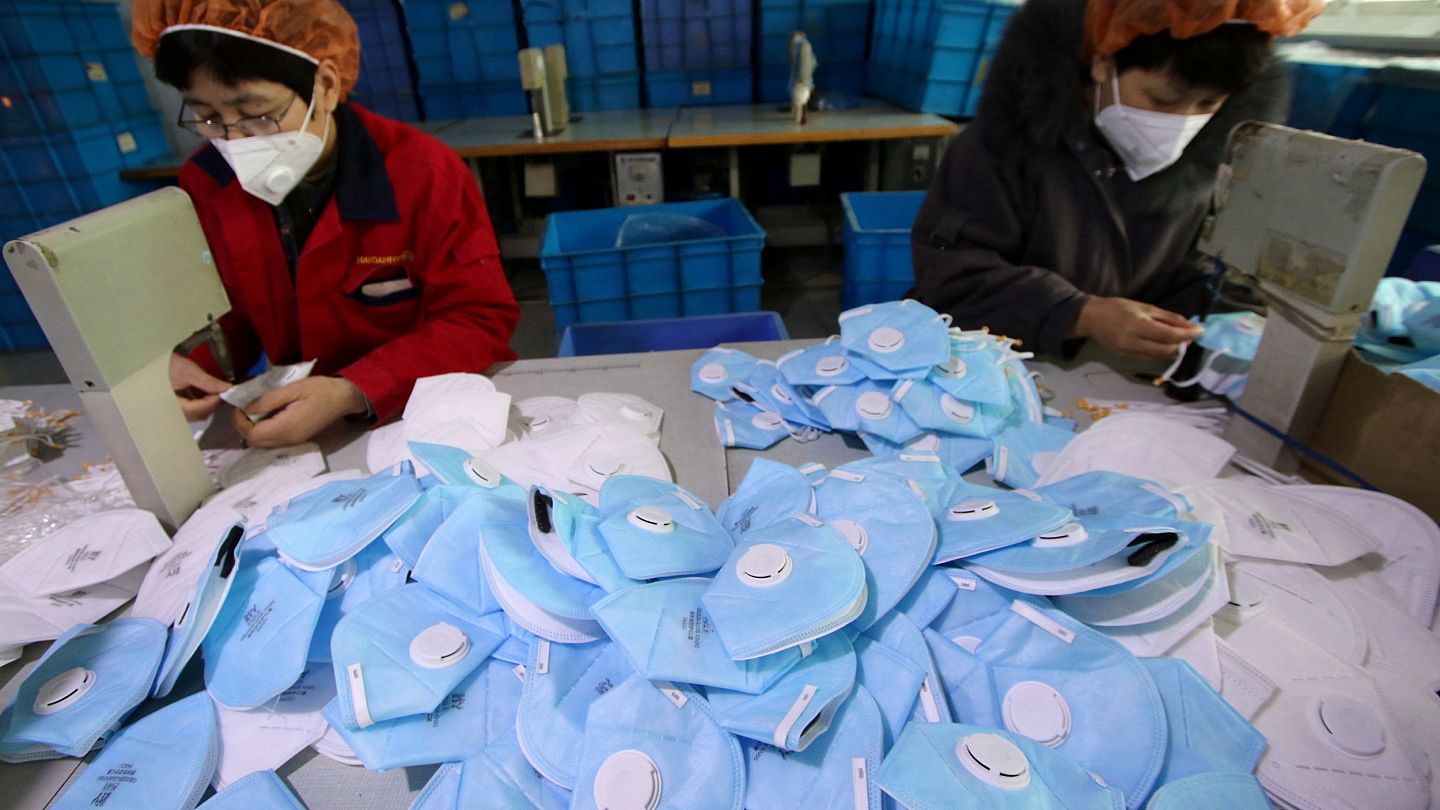 2020年1月22日，中国河北省邯郸市的一家工厂里，工人们正在制作防护口罩。（路透社）
