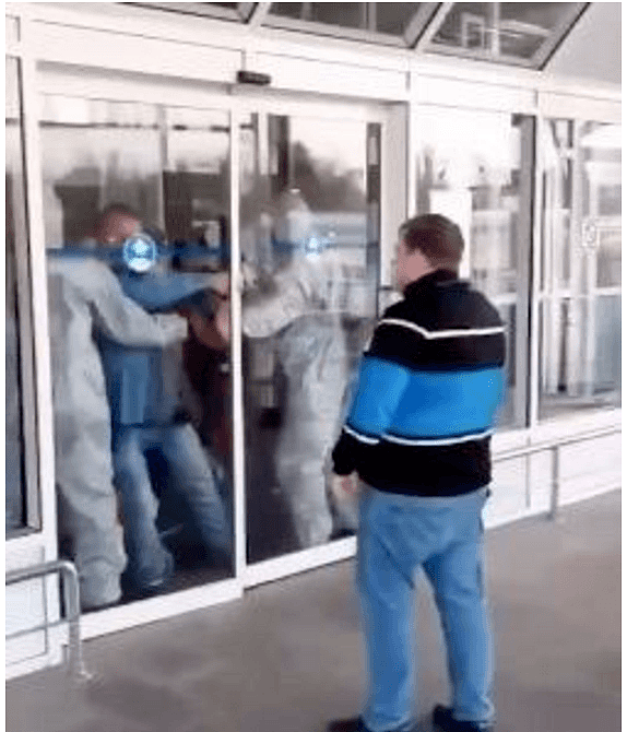 乌克兰归国公民拒绝检测隔离：蜂拥破门而出，逃离机场（组图） - 1