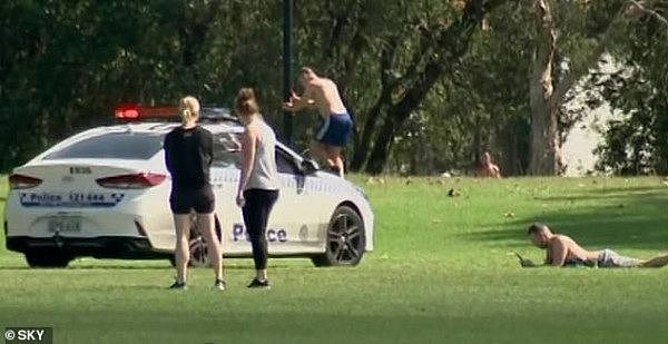 无视社交距离，数人齐聚悉尼公园享阳光浴！5辆警车驱赶人群，疫情之下还不长心？（视频/组图） - 3