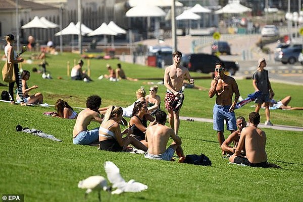 无视社交距离，数人齐聚悉尼公园享阳光浴！5辆警车驱赶人群，疫情之下还不长心？（视频/组图） - 4