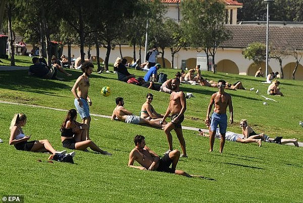 无视社交距离，数人齐聚悉尼公园享阳光浴！5辆警车驱赶人群，疫情之下还不长心？（视频/组图） - 5