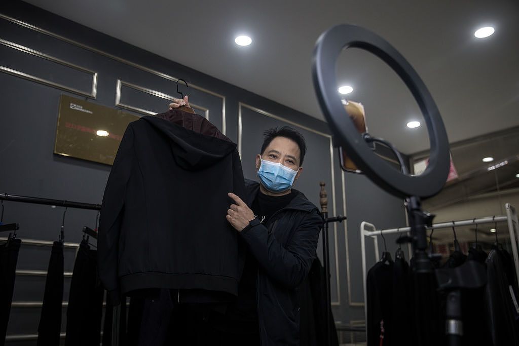 3月29日，一位商家在武汉汉口北国际商品交易中心通过网络直播售卖商品。该中心已完全复工，武汉亦计划于4月8日解除“封城”。（Getty）