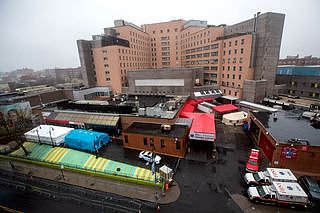 美国疫情已经成为全球主战场，图为纽约埃尔姆赫斯特医院中心外的检测帐篷。（AP）
