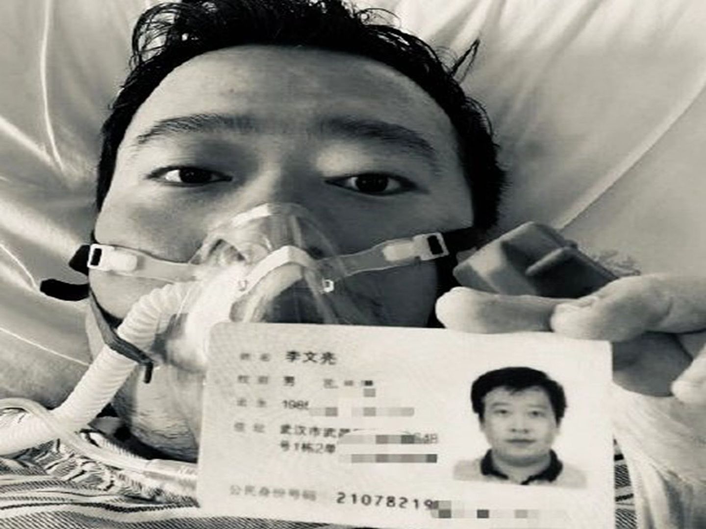 疫情“吹哨人”李文亮医生逝世，在中国网络上引发了巨大轰动。（微博@人民日报）