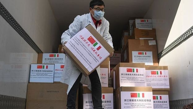 3月17日，一名员工在处理从中国杭州向意大利捐赠的抗疫物资。