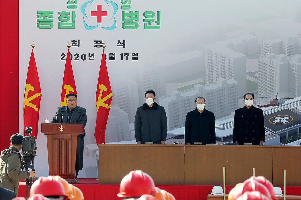 朝鲜国家媒体本月发布的一张照片显示，金正恩在首都一家新的综合医院的奠基仪式上。
