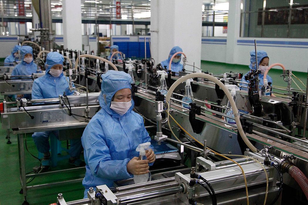 本月，朝鲜平壤一家肥皂工厂生产消毒剂。