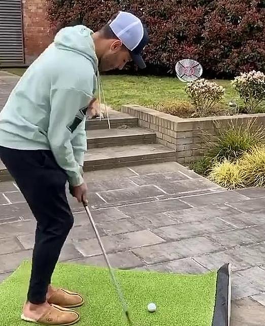 张伯伦雨天在家练高尔夫，女友在其身后为他录视频