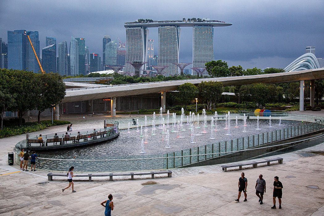  本月，新加坡滨海湾。近期返回的居民必须每天向当局共享手机的位置数据，以证明他们遵守隔离规定。