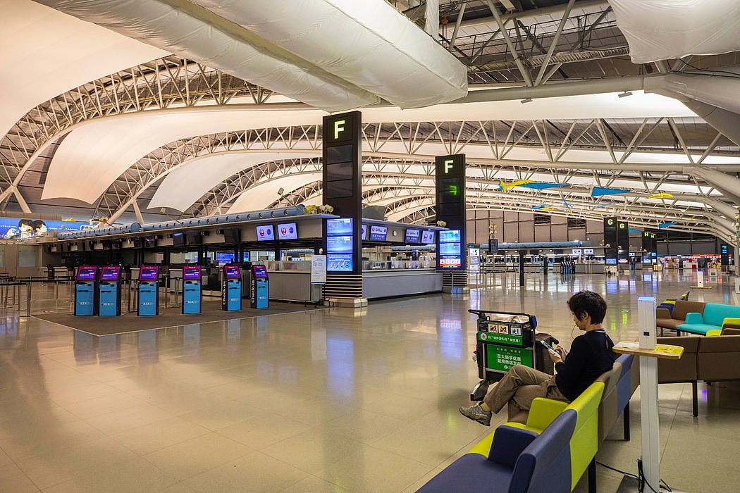 日本大阪的关西国际机场周二几乎空无一人。日本已经禁止大部分欧洲国家的旅行者入境，并考虑拒绝来自美国的旅行者入境。