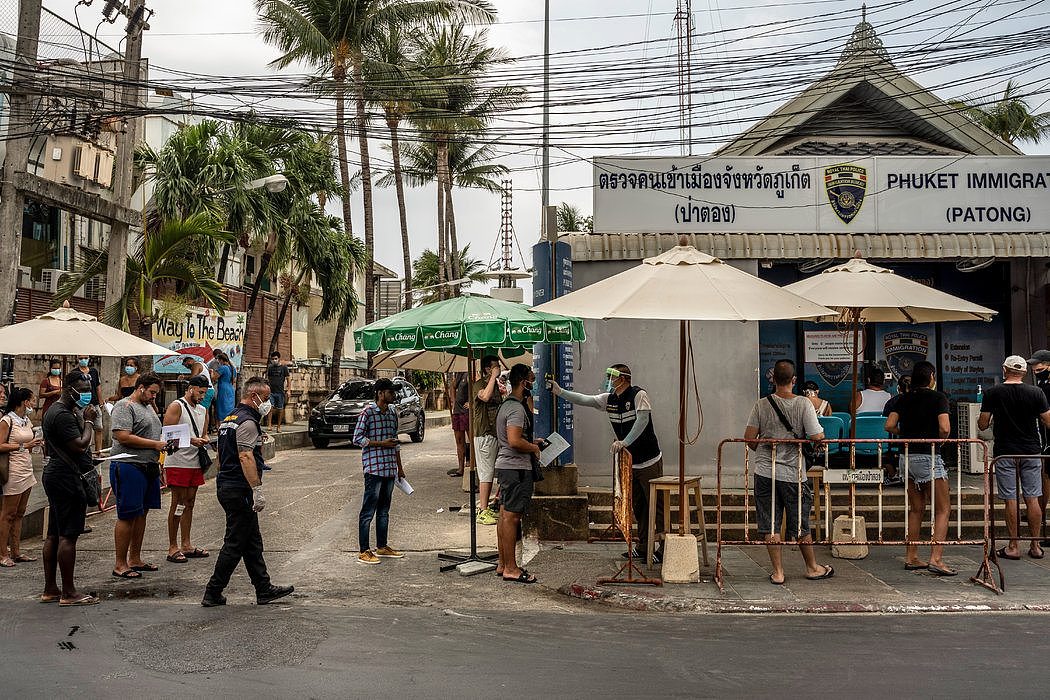 周一，泰国普吉岛的移民官员帮助滞留在当地的游客延长签证期限。