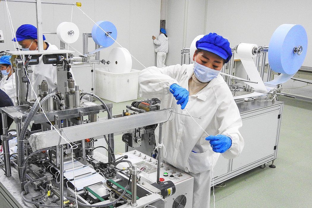 上月，中国东部江苏省连云港市，一家生产出口用口罩的工厂。