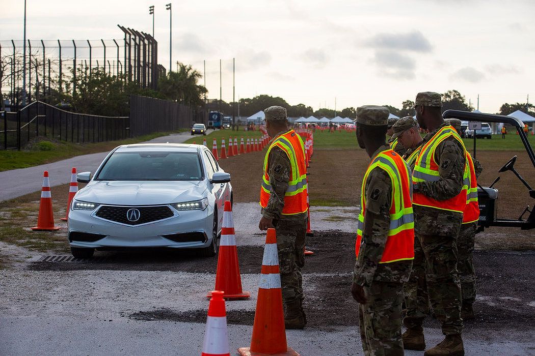 星期二，国民警卫队成员在佛罗里达州西棕榈滩的免下车测试点。
